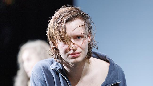 Nils Arztmann (Adam / Leo / Junger Mann) bei einer Fotoprobe des Theaterstücks "Das Vermächtnis" 