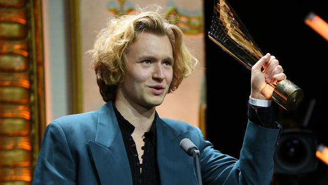 Nils Arztmann mit der Nestroypreis-Trophäe