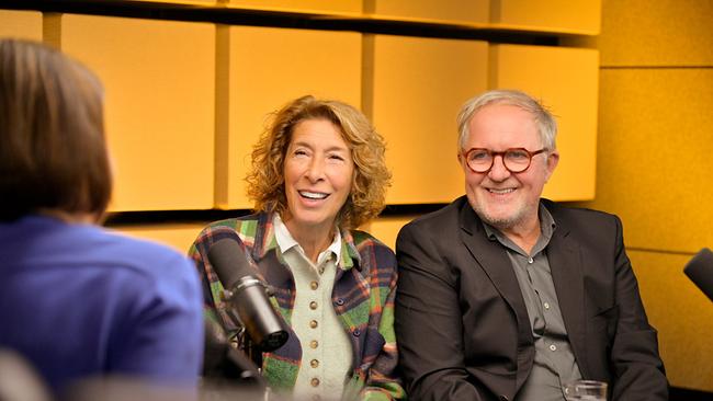 © ORF/Thomas Ramstorfer Harald Krassnitzer und Adele Neuhauser im Podcaststudio "DAS GESPRÄCH Schnabl &"
