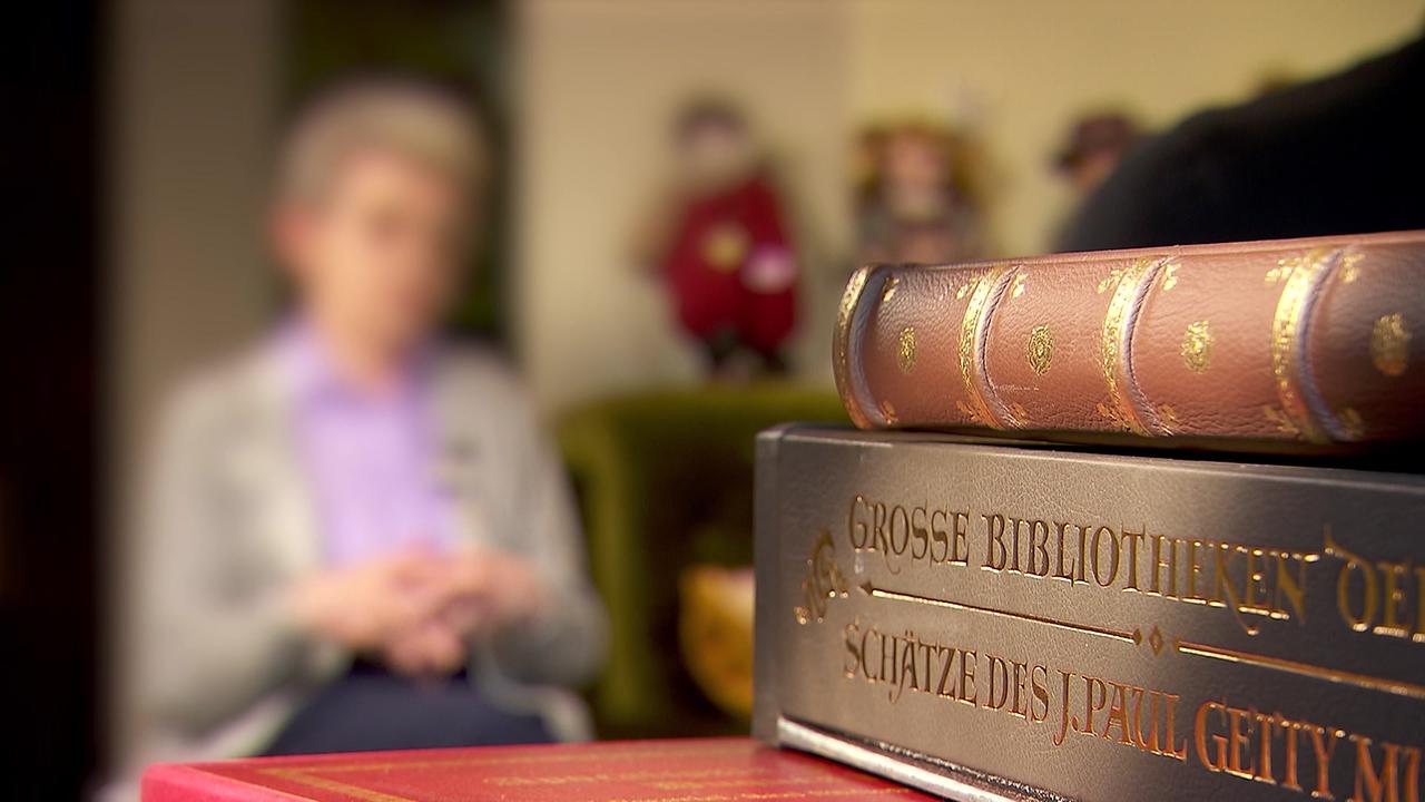 © ORF / Tom Gerhartl, Gustl Gschwandtner, Peter Giczy Das Bild zeigt eine Person, mit den von ihr teuer erworbenen, vermeintlich wertvollen Büchern