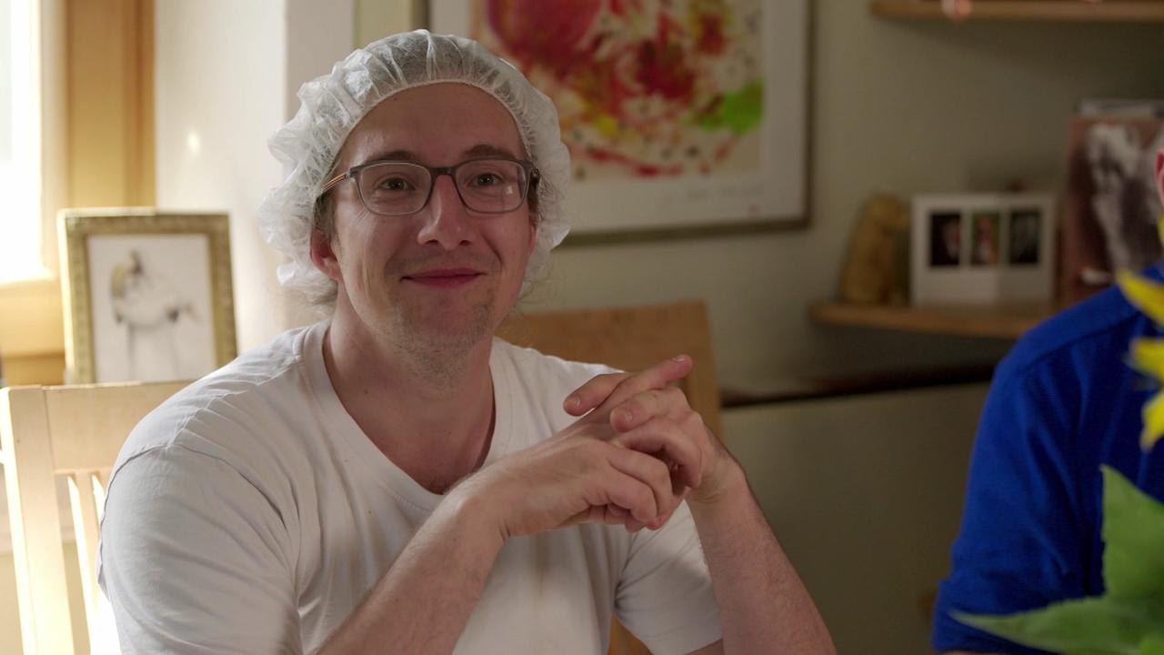 © ORF/Satel Film/David Haslinger Bäckermeister Michael Zagler sitzt lächeld an einem Tisch