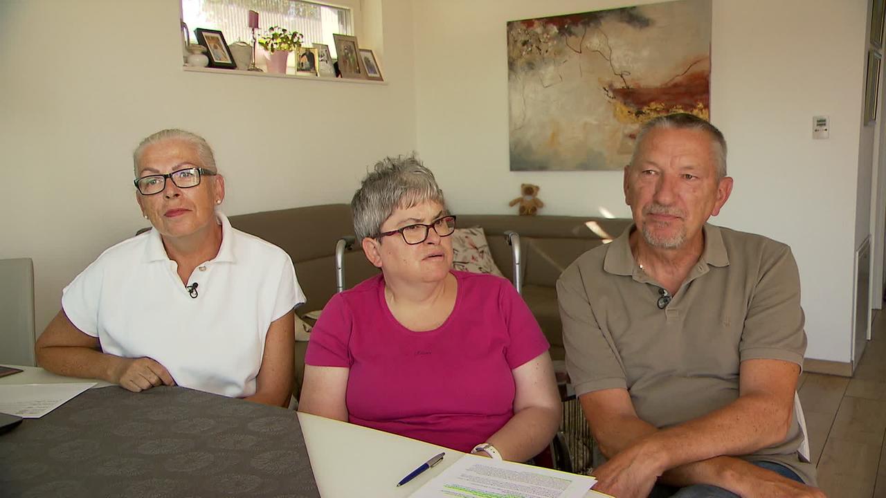 © ORF / Marco Tondolo Am Bild sitzen Frau S., ihre Tochter und ihr Mann am Wohnzimmertisch. Sabine, die 45jährigeTochter mit Behinderung hört aufmerksam zu während Herr S. die derzeitige Betreuungssituation schildert.