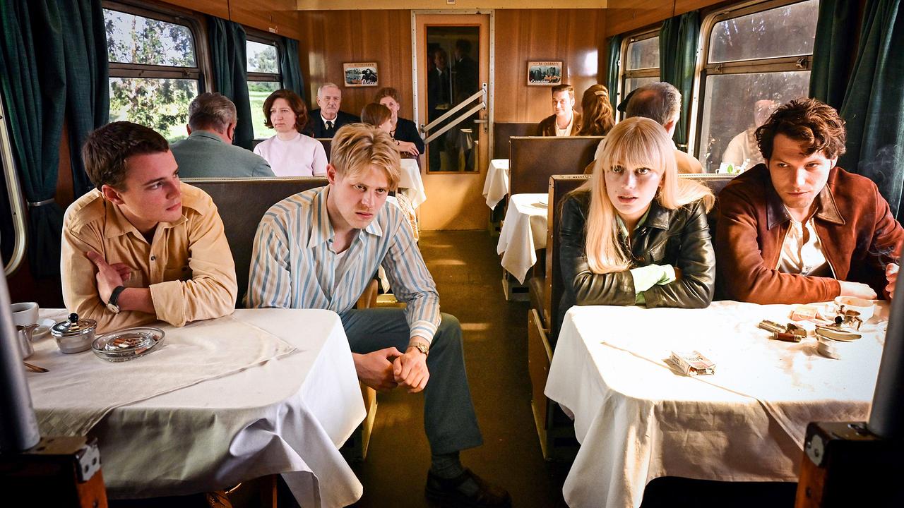 Im Bild: Karriere im Osten oder Unsicherheit im Westen (v.li..:) Peter (Johannes Meister), Siggi (Karl Schaper), Carla (Alli Neumann) und Sasha Goldberg (Jeff Wilbusch) disktutieren