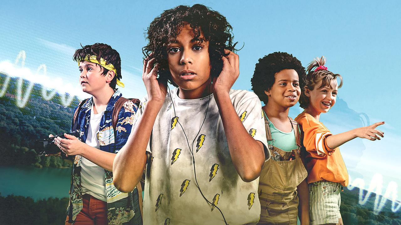 © ORF/Vuelta Entertainment Vier Kinder, der Junge im Vordergrund trägt Kopfhörer. Er blickt konzentriert.