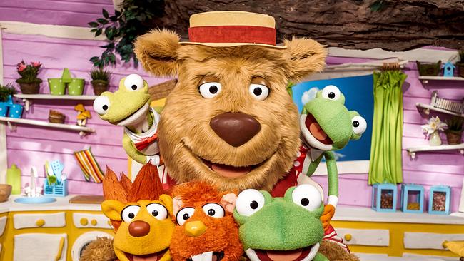 Der ABC-Bär mit seinen Freunden. Sie lächeln.