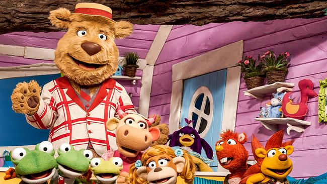 Der ABC-Bär mit seinen Freunden. Sie lächeln.