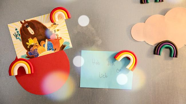 Bunte Regenbogenmagnete sind abgebildet.