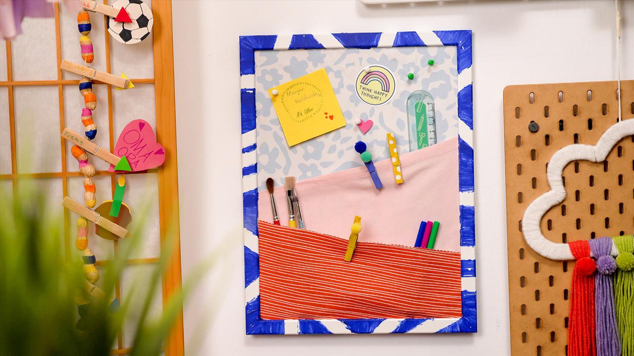 Eine Pinnwand mit Taschen zur Aufbewahrung von Stifen etc.