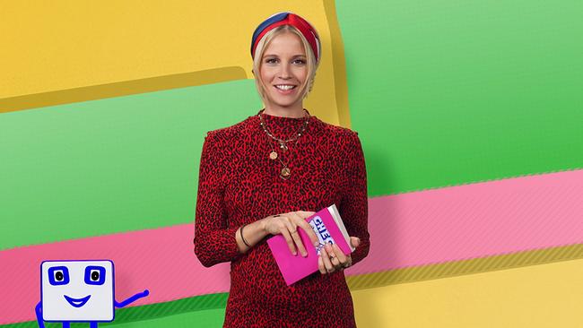 Moderatorin Fanny Stapf steht vor einer grafischen Kulisse von „Checkbox“ 