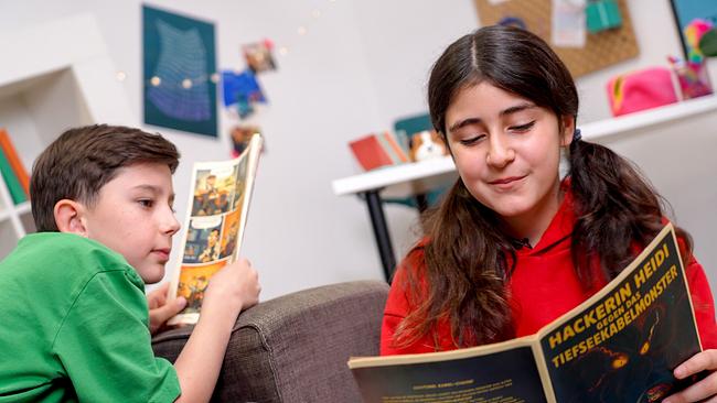 © ORF/Tower10 Zwei Jugendliche lesen Comics