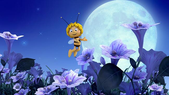 © ORF/STUDIO 100 MEDIA Die Biene Maja fliegt in der Nacht über ein Blumenfeld, hinter ihr scheint der Mond.
