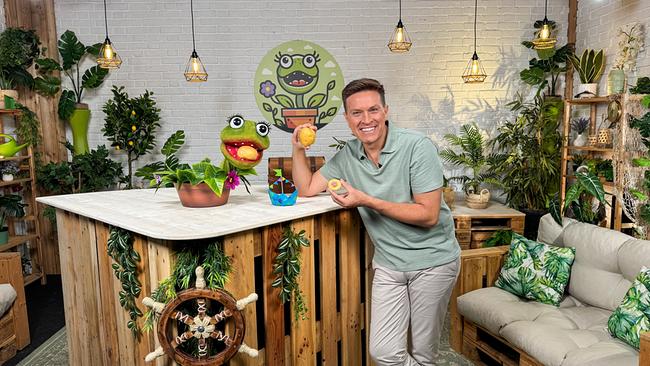 © ORF/Steiner Familyentertainment Lila macht sich über Roberts Kartoffeln her.