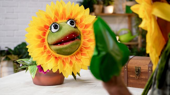 Lila verkleidet sich als Sonnenblume für den Piratenball.