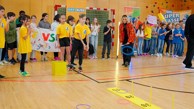 © ORF/ungefiltert Ein paar Schüler:innen bestreiten ein Spiel, Moderatorin Fanny moderiert.