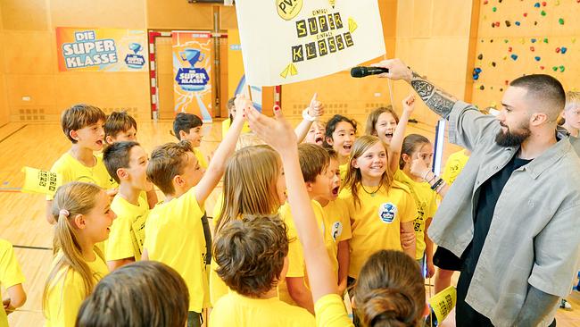 © ORF/ungefiltert Moderator Stefan und die Kinder der Praxisvolksschule Salzburg