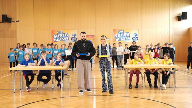 Stefan Gruber und Fanny Stapf moderieren ein Spiel von zwei Volksschulklassen.