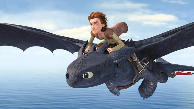 Häuptlingssohn Hicks sitzt auf seinem Drachen Ohnezahn. Sie fliegen übers Meer.