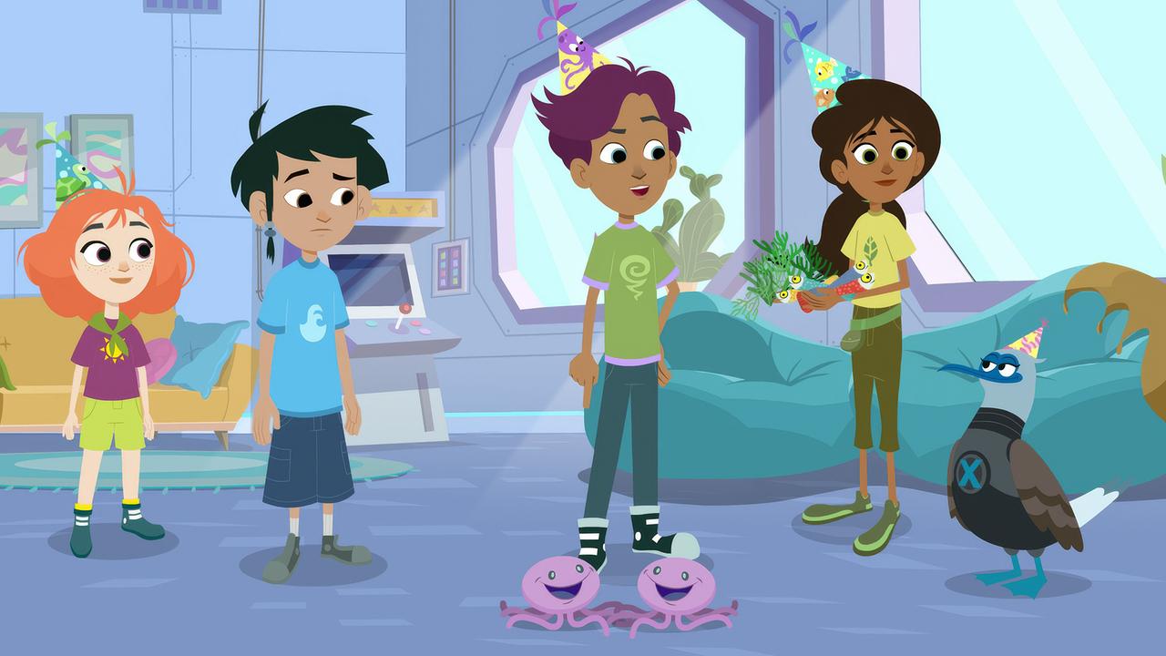 Vier Kinder sprechen mit Tieren. Drei Kinder tragen Partyhüte. 