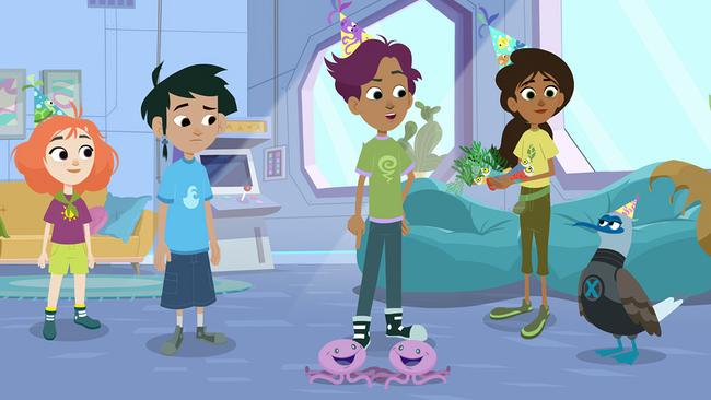 Vier Kinder sprechen mit Tieren. Drei Kinder tragen Partyhüte. 