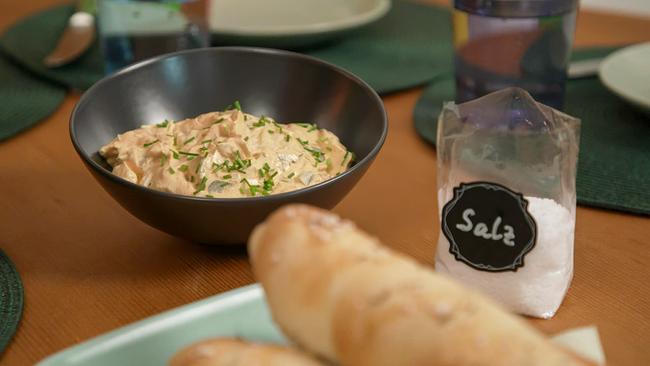 Salzstangerl und eine Schüssel mit Aufstrich