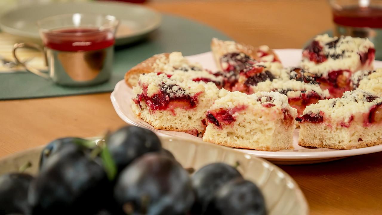  Die Brüder Emil und Finn haben mit Mama Judith aus den Stanzer Zwetschken einen flaumigen Zwetschkenfleck und "heiße Zwetschke" gemacht.