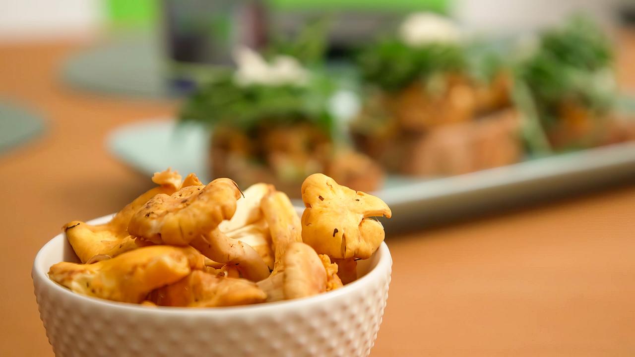 köstliche Eierschwammerl in einer Schüssel