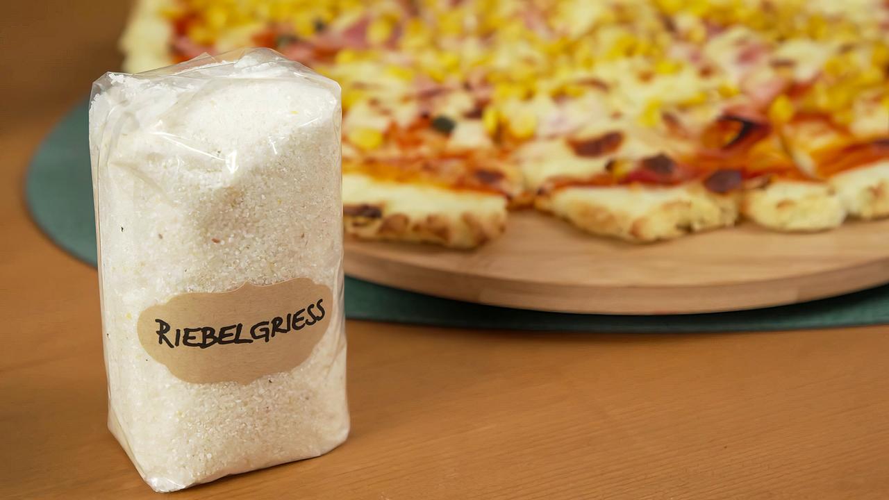 Im Bild: Die Geschwister Niki und Anna backen mit ihren Eltern Barbara und Markus Polenta-Pizza.