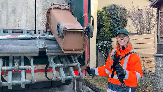 Lena leert ihren ersten Kübel.