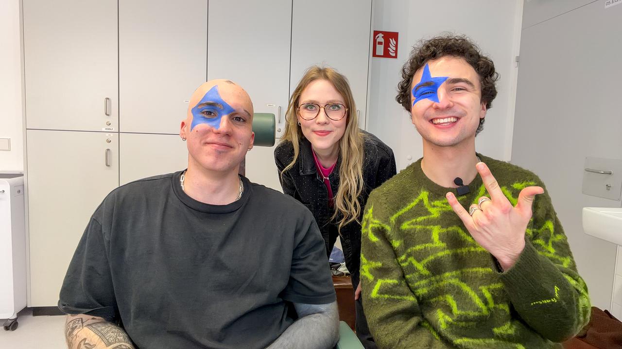 Sänger COSMÓ mit Moderatorin Lena und Stefan