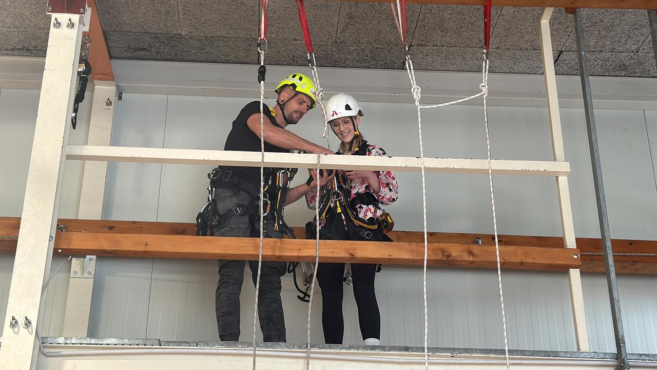 © ORF Industriekletterer Alex beantwortet Lena Fragen in luftiger Höhe.