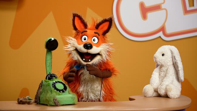 Maskottchen Fuchsi lädt gemeinsam mit seinem Stofftier-Freund Schnuffl Kinder zum Mitmachen ein.