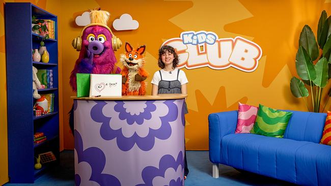 Fuchsi mit seinen Gästen Carmen und Auri stehen im KiDS CLUB Studio.