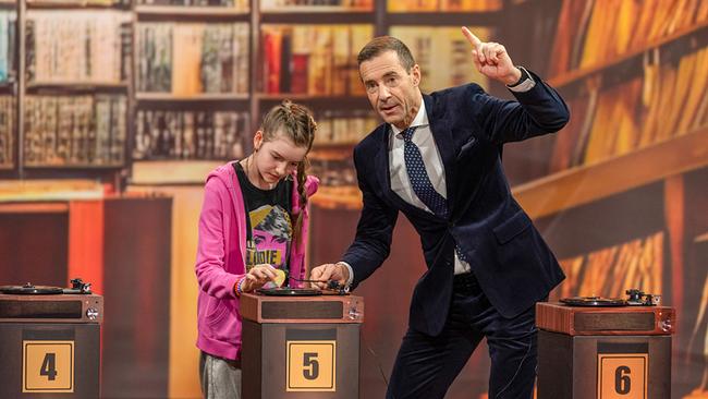 Anna Georgia (12) und Kai Pflaume beim Chips-Musik-Duell.