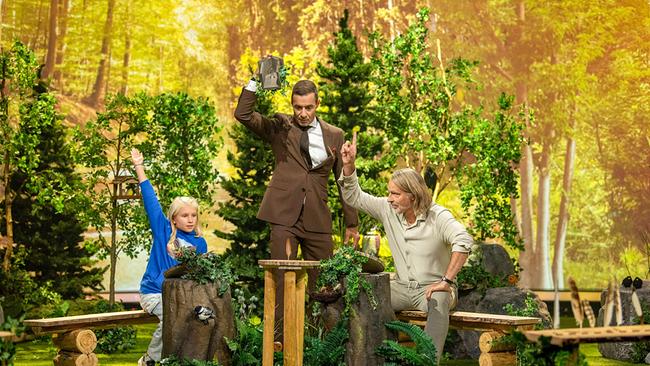 Sophia (9), Kai Pflaume und Richard David Precht beim Vogelfeder-Duell.