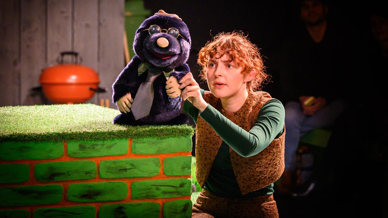 © SLT / Raffael Holzinger Vom kleinen Maulwurf, der wissen wollte, wer ihm auf den Kopf gemacht hat