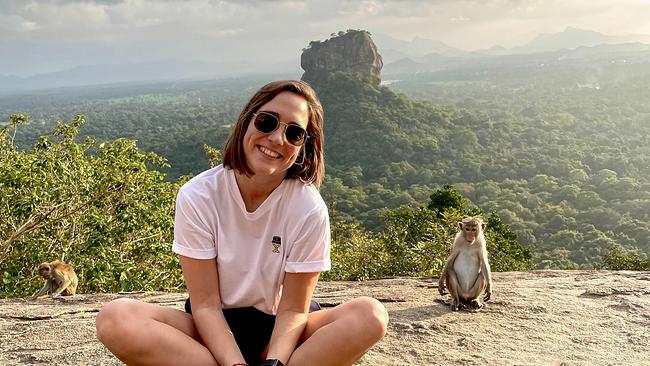 Melly am Felsen Pidurangala in Sri Lanka, im Hintergrund der Löwenfelsen Sigiriya.