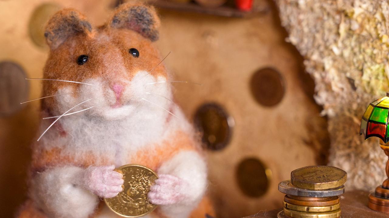 © ORF/nio film/Claudia Gerstl Ein Goldhamster aus Plüsch hält eine Münze in den Pfoten