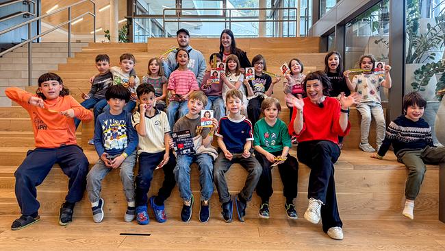 Esther mit Kindern der 2b der Volksschule Deutschordenstraße