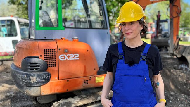 Esther auf der Baustelle