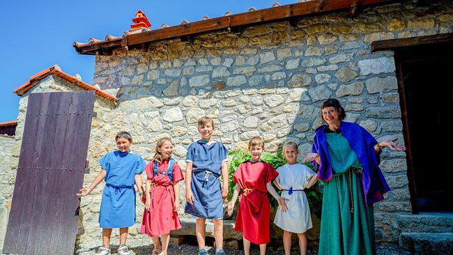 Dastan, Philippa, Nikolaj, Felix, Maxima und Esther als Römerinnen und Römer verkleidet, besuchen die Villa Urbana in Carnuntum.