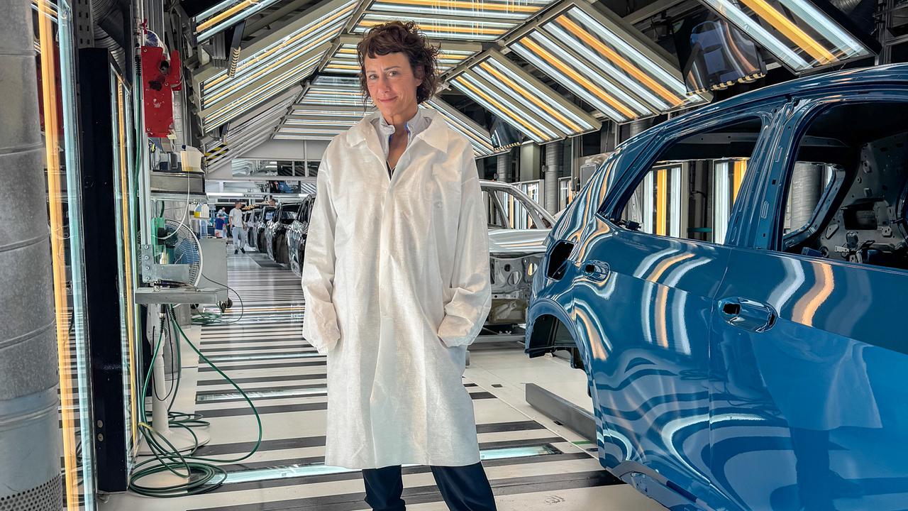Esther in der Autofabrik in Zwickau.