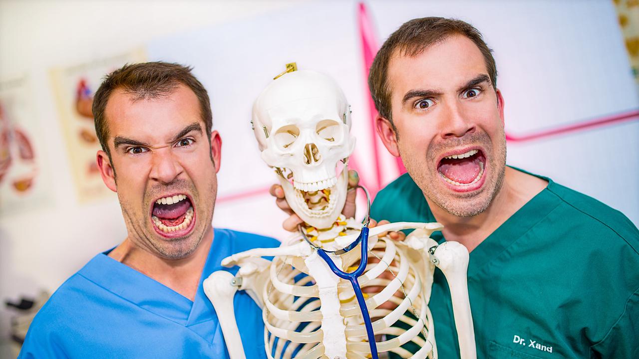© ORF/Serious Kids Chris van Tulleken (Dr. Chris), Xand van Tulleken (Dr. Xand) sind das Team von Operation Autsch!