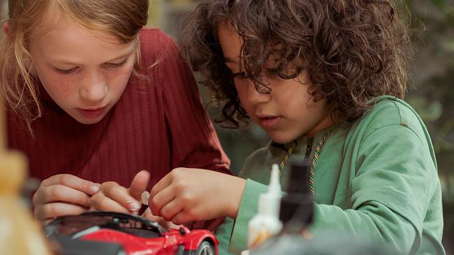 Saïd und Anna basteln an einem Auto