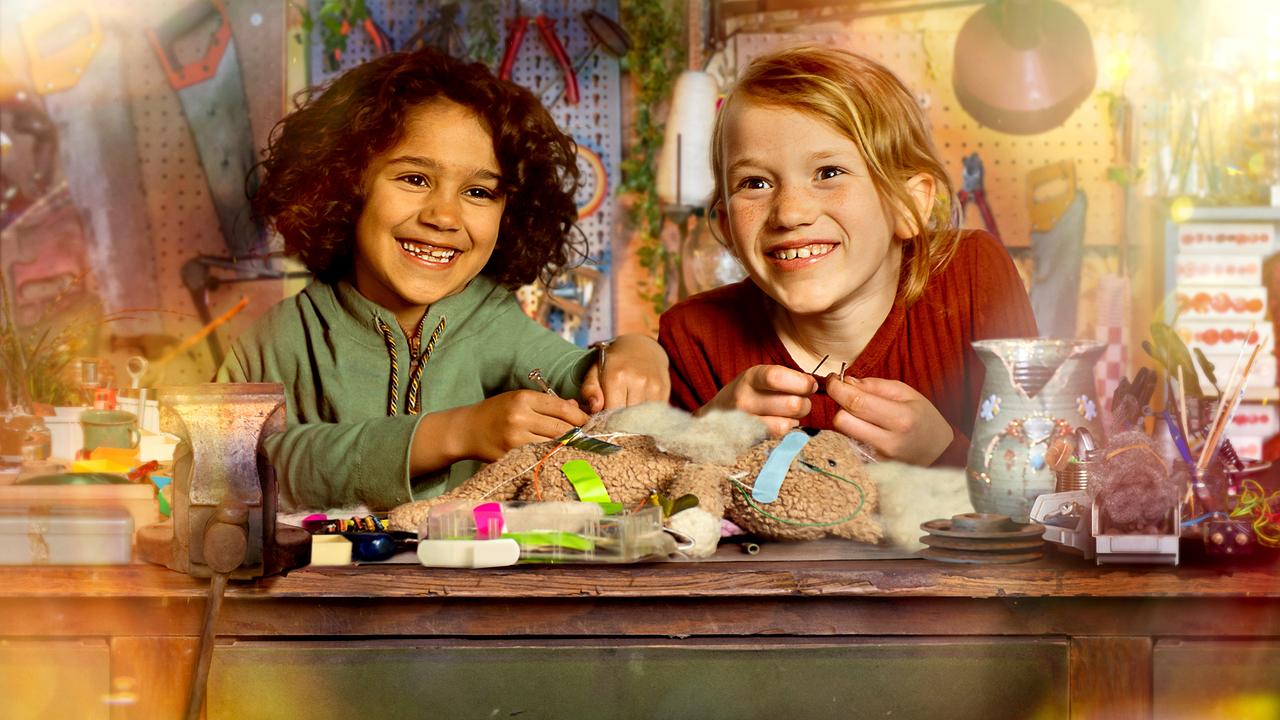 Saïd und Anna basteln in der Werkstatt 