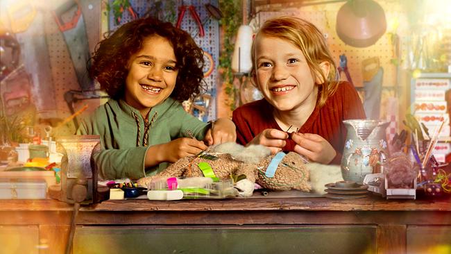 Saïd und Anna basteln in der Werkstatt 