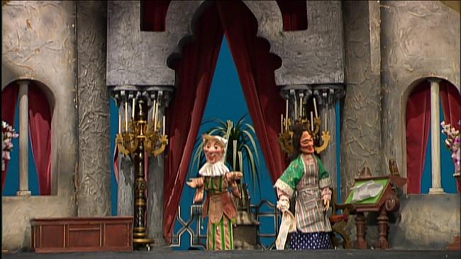 Kasperl und die Putzfrau Rosl stehen nebeneinander