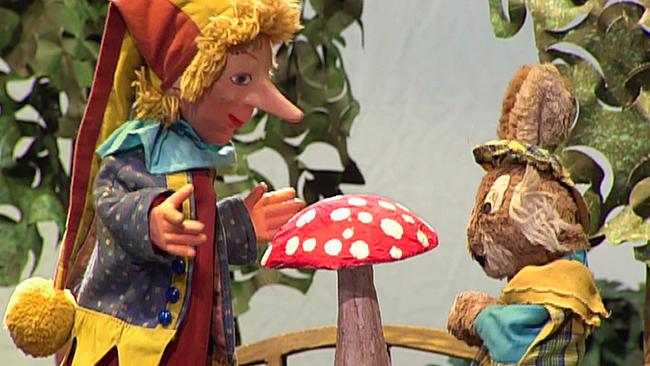 Kasperl und Hopsi sind im Wald auf Schwammerlsuche 