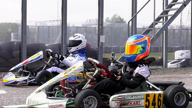 Beim Kartfahren flitzen Nando und David mit fast 100 km/h über die Strecke.