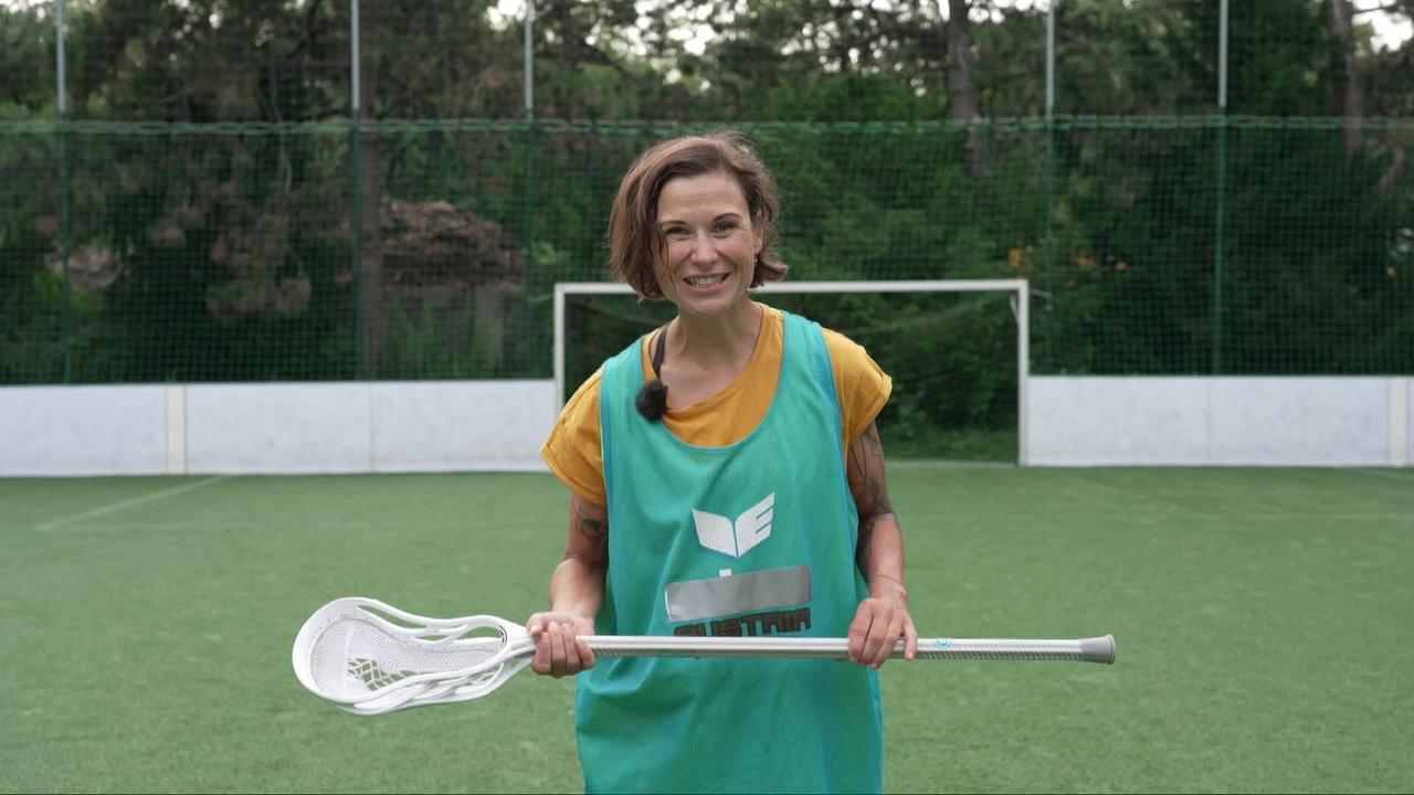 Christina lernt Lacrosse spielen