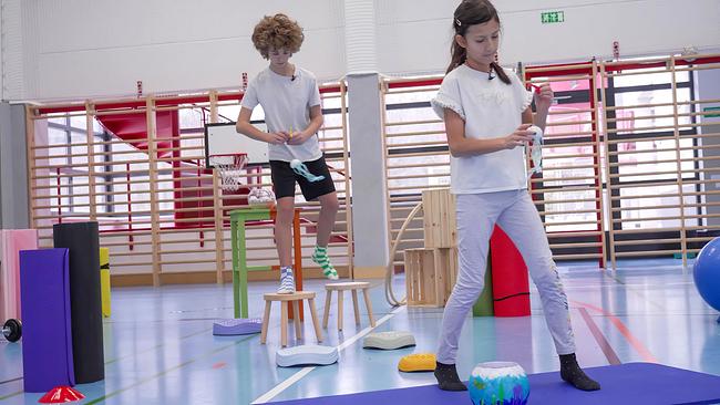 Valentin und Romy müssen im Magischen Spind eine ruhige, aber heikle Aufgabe meistern: Quallen fischen.